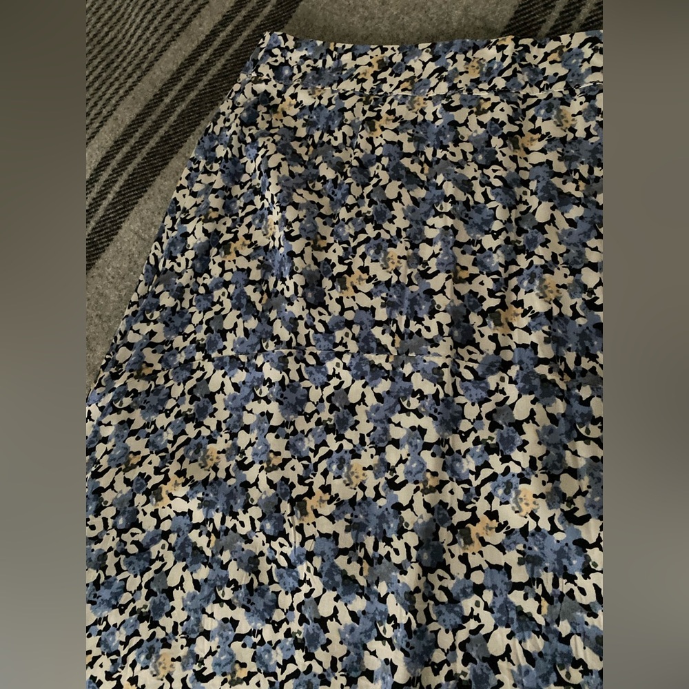 NWOT West of Melrose Tilly’s Blue Ditsy Floral Midi Skirt size small - Picture 10 of 16